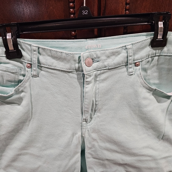 Crown & Ivy Cropped Capris - Picture 2 of 4